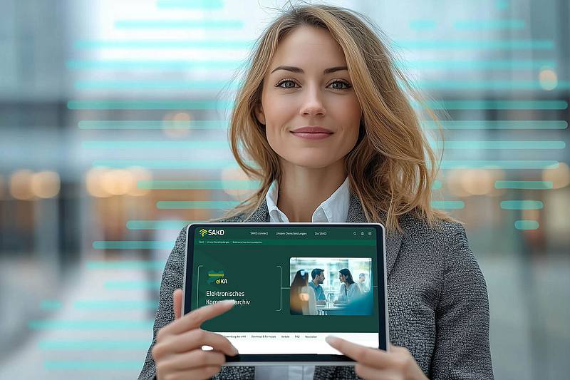 Frau schaut freundlich und hält ein Tablet mit SAKD Inhalt in der Hand